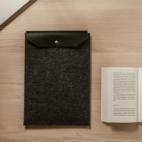 LAPTOP-SLEEVE-SFEERBEELD-gerecycled-vilt-zwart Home